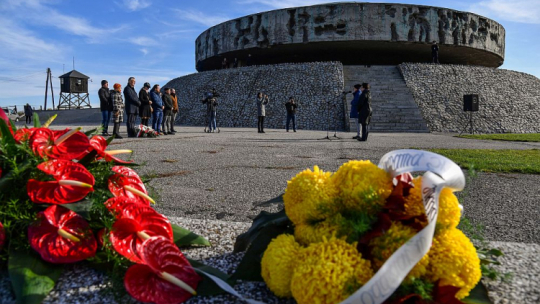 Uroczystości w 76. rocznicę akcji „Erntefest” na terenie Państwowego Muzeum na Majdanku w Lublinie. Fot. PAP/W. Jargiło