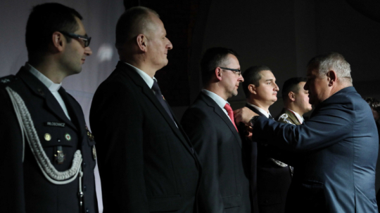 Wicewojewoda mazowiecki Sylwester Dąbrowski (P) oraz odznaczony Srebrnym Krzyżem Zasługi Kamil Sawicki (4L) i odzanaczeni Brązowym Krzyżem Zasługi: ks. Krzysztof Włosowicz (L), Jarosław Schnober (3L) oraz Paweł Stawicki (2L) podczas uroczystości podsumowującej kampanię „Niepodległą mamy we krwi”. Fot. PAP/W. Olkuśnik