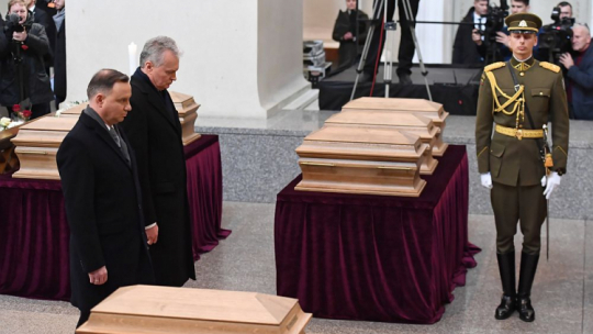 Prezydent Litwy Gitanas Nausėda (2L), prezydent RP Andrzej Duda (L) przed mszą w Katedrze Wileńskiej podczas uroczystości pogrzebowych uczestników Powstania Styczniowego. Wilno, 22.11.2019. Fot. PAP/P. Nowak