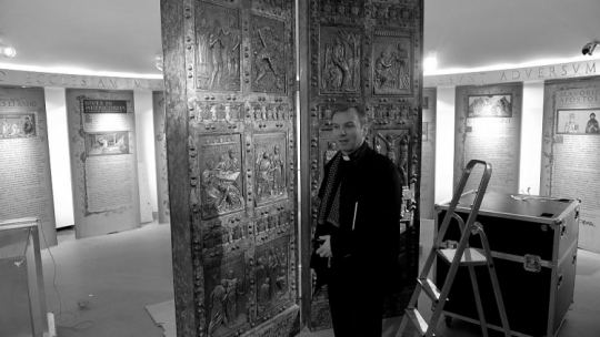 Ks. Jacek Pietruszka w mieszkaniu Karola Wojtyły; przygotowania do otwarcia nowej ekspozycji w Muzeum Dom Rodzinny Jana Pawła II w Wadowicach. 2014 r. Fot. PAP/J. Bednarczyk