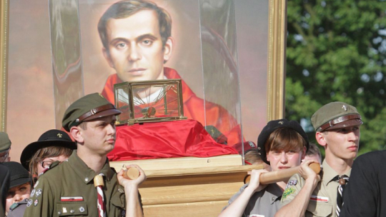 Procesja z relikwiami ks. Jerzego Popiełuszki przed Świątynia Opatrzności Bożej w Warszawie. 06.2010. Fot. PAP/B. Zborowski 