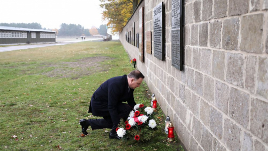 Prezydent RP Andrzej Duda podczas wizyty w b. niemieckim obozie koncentracyjnym w Sachsenhausen. Fot. PAP/L. Szymański