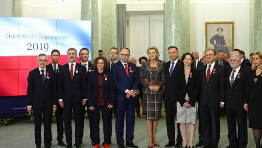 Prezydent Andrzej Duda (5P) i pierwsza dama Agata Kornhauser-Duda (6P) wraz z dyplomatami pozują do zdjęcia podczas uroczystości z okazji Dnia Służby Zagranicznej w Pałacu Prezydenckim. Warszawa, 15.11.2019. Fot. PAP/R. Guz