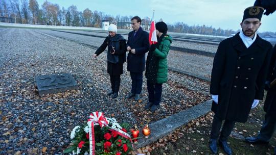 Prezes stowarzyszenia Ne Cedat Academia Monika Małecka (L) i Maciej Krzyżanowski (2L) podczas uroczystości na terenie b. niemieckiego obozu koncentracyjnego Dachau. 17.11.2019. Fot. PAP/Piotr Polak
