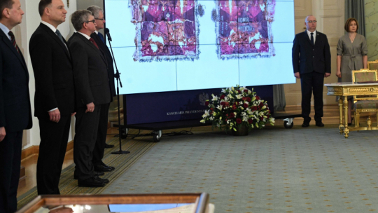 Warszawa, 29.11.2019. Prezydent Andrzej Duda, sekretarz Stanu, szef Biura Bezpieczeństwa Narodowego Paweł Soloch oraz minister obrony narodowej Mariusz Błaszczak podczas ceremonii przekazania do Muzeum Wojska Polskiego sztandaru wojskowego 4. Pułku Ułanów Zaniemeńskich, 29 bm. PAP/R. Pietruszka