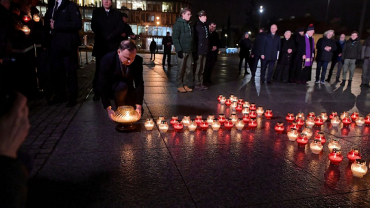 Prezydent Andrzej Duda podczas uroczystości zapalenia „Światła Wolności” na pl. Piłsudskiego w Warszawie. 13.12.2019. Fot. PAP/M. Obara