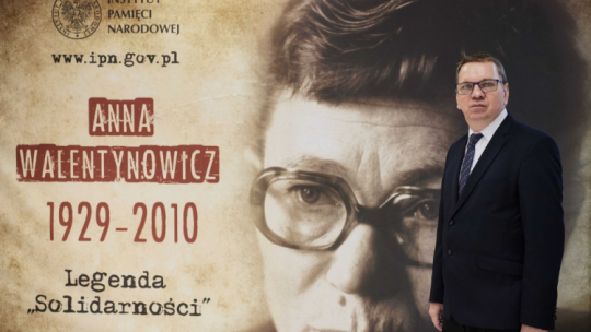 Gdańsk, 04.12.2019. Dyrektor Oddziału Instytutu Pamięci Narodowej w Gdańsku prof. Mirosław Golon podsumowuje działania związane z organizacją obchodów Roku Anny Walentynowicz, podczas briefingu prasowego, 4 bm. w gdańskiej siedzibie IPN. Fot. PAP/A. Warżawa