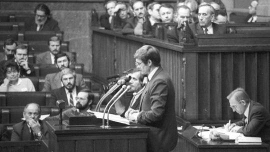 Warszawa, 06.10.1989. Minister finansów w rządzie Tadeusza Mazowieckiego Leszek Balcerowicz przedstawia na sesji Sejmu projekt pakietu reform gospodarczo-ustrojowych, nazwany potem planem Balcerowicza. Fot. PAP/J. Bogacz