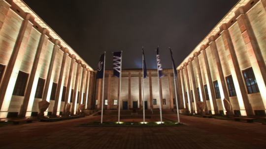 Warszawa, Muzeum Narodowe w Warszawie nocą. Fot. PAP/R. Guz