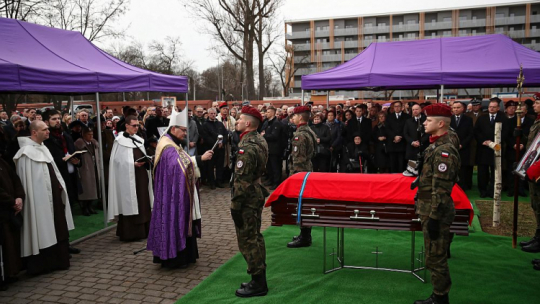 Uroczystości pogrzebowe gen. Tadeusza Bieńkowicza ps. Rączy w Alei Zasłużonych na cmentarzu Rakowickim w Krakowie. Fot. PAP/Ł. Gągulski