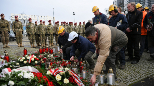 Uroczyste zapalenie zniczy i złożenie kwiatów pod Pomnikiem Poległych Stoczniowców w Gdańsku. Fot. PAP/A. Warżawa