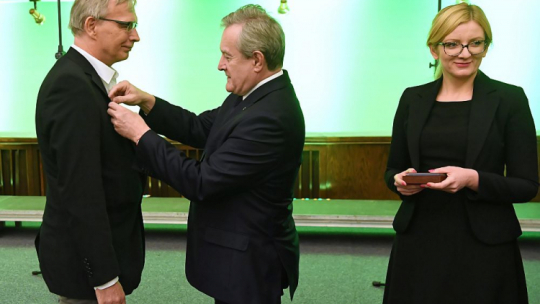 Wicepremier, minister kultury i dziedzictwa narodowego Piotr Gliński (C) oraz Wojciech Boberski (L) podczas uroczystości z okazji zjazdu działaczy opozycji antykomunistycznej i osób represjonowanych z powodów politycznych w Centrum Konferencyjnym MON w Warszawie. Fot. PAP/P. Nowak