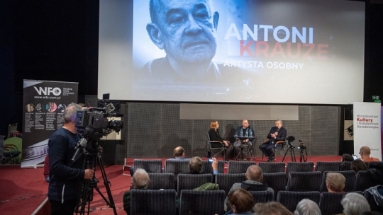  Wicepremier, minister kultury i dziedzictwa narodowego Piotr Gliński (P) i Joanna Krauze (L) podczas przeglądu twórczości filmowej Antoniego Krauzego w Łodzi. Fot. PAP/G. Michałowski