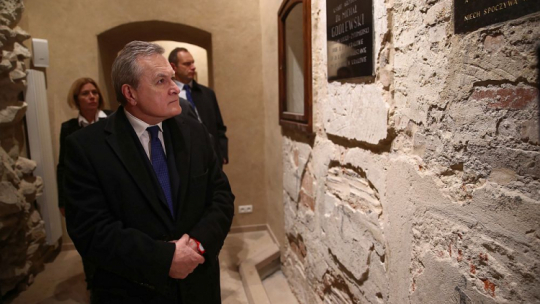 Wicepremier, minister kultury i dziedzictwa narodowego Piotr Gliński podczas wizyty w kościele rektoralnym pw. Przemienienia Pańskiego w Krakowie. Fot. PAP/Ł. Gągulski 