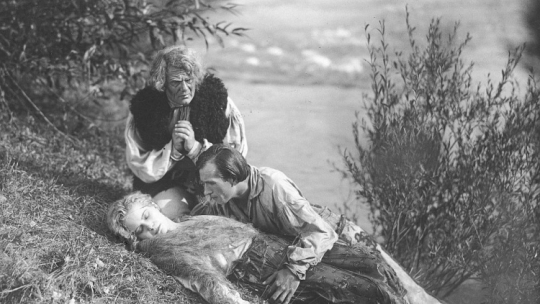 Film „Halka”: Zorika Szymańska jako Halka (leży), Konstanty Meglicki jako Dziadek (klęczy) i Włodzimierz Czerski jako Jontek. Fot. NAC 