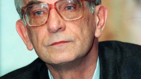 Warszawa 29.05.1994. Krzysztof Kieślowski przed pokazem filmu pt. Trzy kolory: Czerwony. PAP/T. Walczak 