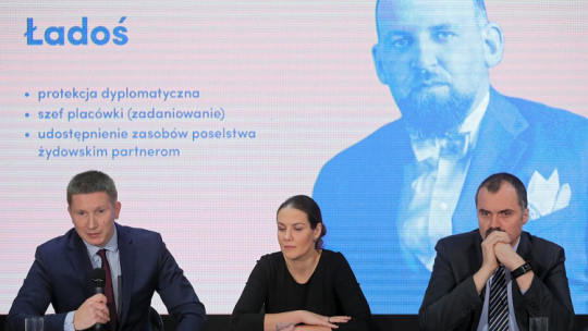 Współautorzy publikacji Monika Maniewska (C) i Bartłomiej Zygmunt (L) oraz ambasador RP w Szwajcarii, redaktor naukowy wydawnictwa dr Jakub Kumoch (P) podczas konferencji prasowej, na której zaprezentowano Listę Ładosia Warszawa, 12.12.2019. Fot. PAP/P. Supernak