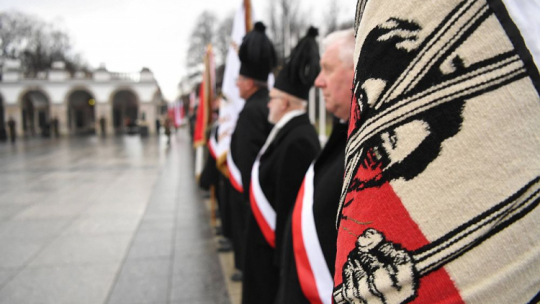 Uroczystość przy Grobie Nieznanego Żołnierza w Warszawie w ramach I Ogólnopolskiego Zjazdu Działaczy Opozycji Antykomunistycznej i Osób Represjonowanych z Powodów Politycznych. Fot. PAP/P. Nowak