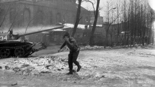Pacyfikacja Kopalni Węgla Kamiennego Wujek. Katowice, 16.12.1981. Fot. PAP/M. Janicki