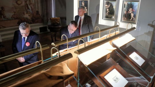 Warszawa, 03.12.2019. Wicepremier, minister kultury i dziedzictwa narodowego Piotr Gliński (L), Sekretarz Stanu w MKiDN Jarosław Sellin (2L) oraz dyrektor Muzeum Pałacu Króla Jana III Sobieskiego w Wilanowie Paweł Jaskanis (P) podczas wernisażu wystawy „Leonardiana w kolekcjach polskich”. Fot. PAP/T. Gzell