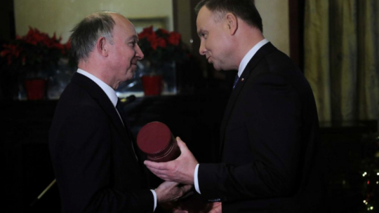 Londyn, 03.12.2019. Prezydent Andrzej Duda (P) podczas uroczystości wręczenia pośmiertnej nominacji na stopień generała brygady płk. Franciszkowi Kornickiemu oraz nominacji na stopień podporucznika, a także wręczenia Krzyża Zesłańców Sybiru i Złotego Medalu za Zasługi dla Obronności Kraju Johnowi Franklinowi. W stolicy Wielkiej Brytanii trwa dwudniowe Spotkanie Szefów Państw i Rządów NATO, zorganizowane w związku z 70. rocznicą podpisania Traktatu Północnoatlantyckiego. Fot. PAP/W. Olkuśnik