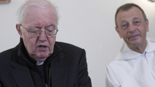 Przeor wspólnoty Taize brat Alois Loeser (P) oraz arcybiskup Turynu Cesare Nosiglia (L) podczas konferencji prasowej we Wrocławiu. Fot. PAP/A. Koźmiński