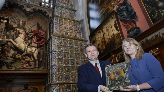 Dorota Karnkowska przekazuje do zbiorów Muzeum Gdańska na ręce dyrektora placówki Waldemara Ossowskiego oryginalny kafel zabytkowego Wielkiego Pieca z Dworu Artusa. Fot. PAP/A. Warżawa