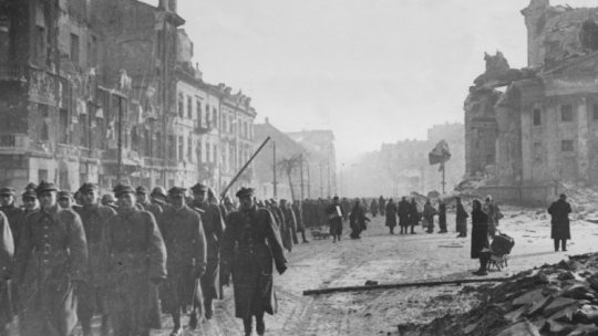 Warszawa, 01.1945. Defilada WP w wyzwolonej stolicy. Kolumna maszeruje przez plac Trzech Krzyży. Fot. PAP-CAF