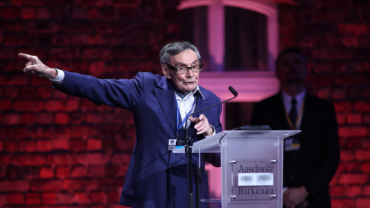Były więzień obozu Marian Turski podczas uroczystości przed Bramą Śmierci byłego obozu Auschwitz II-Birkenau w Oświęcimiu. Fot. PAP/Ł. Gągulski