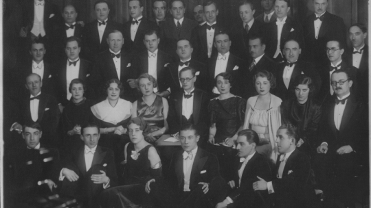 1935 r. Rozgłośnia Polskiego Radia we Lwowie. Autorzy i wykonawcy „Wesołej Lwowskiej Fali” – fotografia grupowa. Siedzą na 1. planie od prawej: Z. Lipczyński, W. Seidler, T. Jasłowski, I. Lipczyńska, S. Zych, J. Romanowski. Stoją w 3. rzędzie od prawej: A. Schultz, T. Akrzyński, S. Czerny, H. Vogelfanger, W. Budzyński, K. Wajda, I. Dąb, Cz. Halski, NN. Widoczni także m.in.: B. Sadowski, J. Petry, Ada Arct-Jampolska, J. Tepa, M. Monderer, A. Fleischer, T. Seredyński. Źródło: NAC