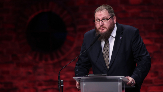 Dyrektor Państwowego Muzeum Auschwitz-Birkenau Piotr Cywiński podczas uroczystości przed Bramą Śmierci byłego obozu w Oświęcimiu. Fot. PAP/Ł. Gągulski