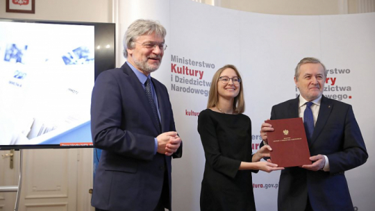 Wicepremier, minister kultury i dziedzictwa narodowego Piotr Gliński (P), prezes fundacji ośrodka KARTA Zbigniew Gluza oraz p.o. dyrektora CAS Katarzyna Ziental podczas uroczystości podpisania umowy ws. Centrum Archiwistyki Społecznej. Fot. PAP/L. Szymański