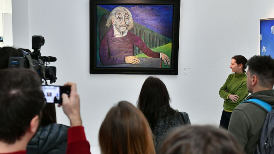 Prezentacja pozyskanego do zbiorów Muzeum Sztuki Współczesnej we Wrocławiu obrazu Wojciecha Fangora „Einstein” w Pawilonie Czterech Kopuł. Fot. PAP/M. Kulczyński