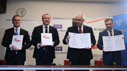 Wiceminister kultury i dziedzictwa narodowego Jarosław Sellin (L), prezes TVP Jacek Kurski (2L), przewodniczący NSZZ „Solidarność” Piotr Duda (P) oraz wicepremier, minister aktywów państwowych Jacek Sasin (2P) podczas uroczystego podpisania listu intencyjnego ws. organizacji i produkcji koncertu z okazji 40-lecia powstania NSZZ „Solidarność”. Fot. PAP/M. Obara