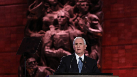Wiceprezydent USA Mike Pence podczas V Światowego Forum Holokaustu. Fot. PAP/EPA