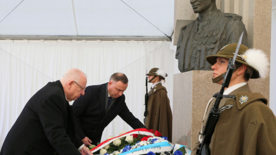Oświęcim, 27.01.2020. Prezydent RP Andrzej Duda oraz prezydent Izraela Reuwen Riwlin składają kwiaty przed pomnikiem rotmistrza Witolda Pileckiego na terenie Małopolskiej Uczelni Państwowej im. rtm. Witolda Pileckiego w Oświęcimiu. Fot. PAP/A. Grygiel