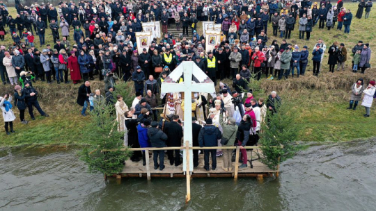 Uczestnicy grekokatolickich uroczystości Święta Jordanu nad brzegiem Sanu w Przemyślu. 19.01.2020. Fot. PAP/D. Delmanowicz