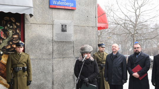 Warszawa, 17.01.2020. Sekretarz stanu w Kancelarii Prezydenta Wojciech Kolarski, wiceminister spraw zagranicznych Paweł Jabłoński i ambasador Węgier Orsolya Zsuzsanna Kovacs przed tablicą upamiętniającą Raoula Wallenberga. Fot. PAP/R. Pietruszka