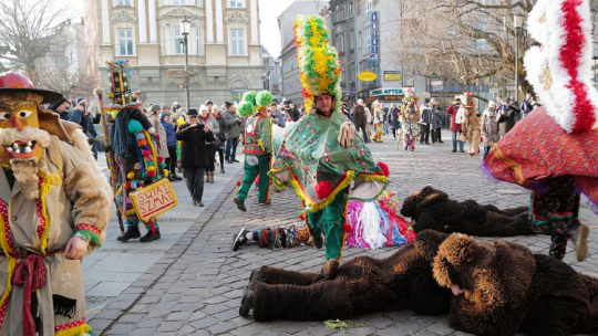 Uczestnicy korowodu złożonego z około pięćdziesięciu kolędników (tzw. Dziadów) z Żywiecczyzny na ulicach Bielska-Białej – promocją 51. Przeglądu Zespołów Kolędniczych i Obrzędowych, który odbędzie się w styczniu na terenie Żywca i Milówki. 02.01.2020. Fot. PAP/A. Grygiel