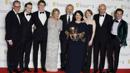 Sam Mendes oraz obsada i zespół filmu "1917". Fot. PAP/EPA