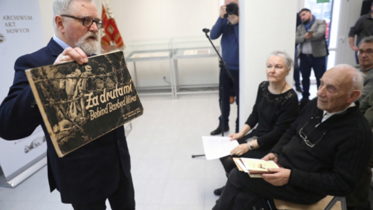 Warszawa, 06.02.2020. Dyrektor Archiwum Akt Nowych Tadeusz Krawczak (L) oraz redaktorzy Zbigniew Hirsz (2P) oraz Barbara Hirsz (3L) podczas uroczystości przekazania do zasobu Archiwum historycznych grypsów z niemieckiego obozu koncentracyjnego na Majdanku, 6 bm. w Warszawie. Autorem grypsów był członek ruchu oporu na terenie obozu Henryk Jerzy Szczęśniewski ps. Żuraw, harcmistrz RP, żołnierz AK. Fot. PAP/T. Gzell