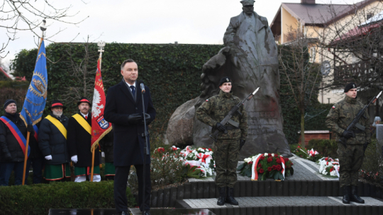  Prezydent Andrzej Duda (L) podczas spotkania z mieszkańcami pod pomnikiem generała Józefa Hallera we Władysławowie. Fot. PAP/M. Gadomski