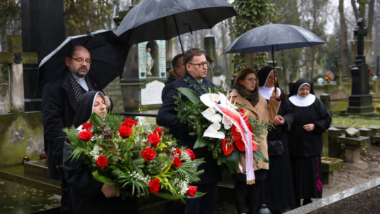 Warszawa, 25.02.2020. Prezes Instytutu Pamięci Narodowej Jarosław Szarek (C) podczas obchodów 150. rocznicy urodzin matki Matyldy Getter, 25 bm. na Starych Powązkach w Warszawie. Matylda Getter, siostra franciszkanka rodziny Maryi, uratowała w czasie II wojny światowej kilkaset żydowskich dzieci, skazanych na śmierć przez niemieckich okupantów. Fot. PAP/R. Guz