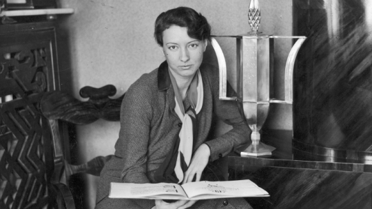 1928. Lekkoatletka Halina Konopacka-Matuszewska prezentuje nagrodę puchar i dyplom, którą otrzymała za najlepszy wynik sportowy w 1928 r. Źródło: NAC