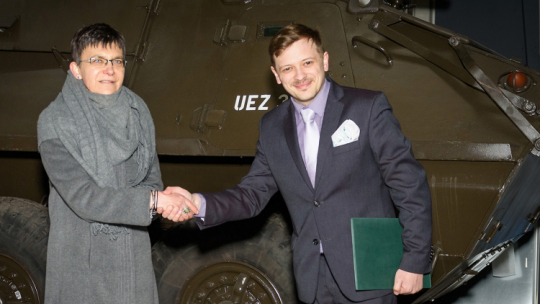 Warszawa, 26 02 2020. Wicedyrektor Muzeum Historii Polski Anna Piekarska i dyrektor produkcji Wojskowych Zakładów Motoryzacyjnych Mikołaj Tokarek podpisują porozumienie o przekazaniu zabytkowego transportera SKOT na rzecz Muzeum Historii Polski. Źródło: MHP/M. Bodnar