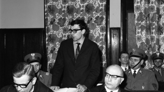 Warszawa 02.1970. Proces tzw. taterników przed Sądem Wojewódzkim dla m.st. Warszawy. Nz. oskarżony Maciej Kozłowski (stoi), jego obrońca Kazimierz Łojewski (1L). Fot. PAP/S. Czarnogórski 