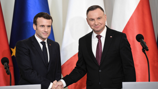 Prezydent RP Andrzej Duda (P) oraz prezydent Francji Emmanuel Macron (L) podczas spotkania z przedstawicielami mediów w Pałacu Prezydenckim. Fot. PAP/R. Pietruszka