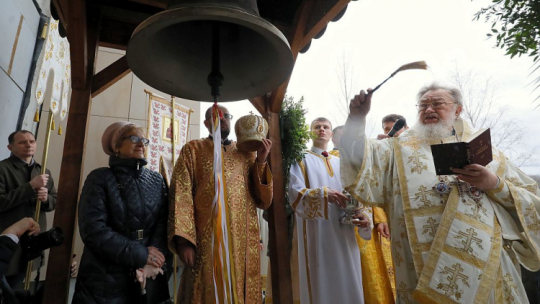 Uroczystość poświęcenia dzwonów świątyni Hagia Sophia w Warszawie przez metropolitę Sawę (P). Fot. PAP/P. Supernak