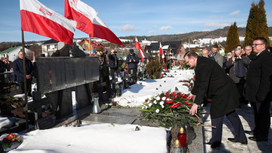 Szef Urzędu ds. Kombatantów i Osób Represjonowanych Jan Józef Kasprzyk (2P) oraz dyrektor Gabinetu Szefa Urzędu Wojciech Lesiak (P) podczas uroczystości upamiętniających 73. rocznicę ostatniej walki i śmierci mjr. Józefa Kurasia „Ognia” w Waksmundzie. Fot. PAP/Ł. Gągulski