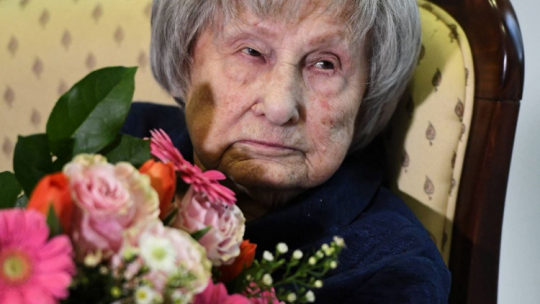 Warszawa, 04.02.2020. Jedna z ostatnich żyjących dam Orderu Wojennego Virtuti Militari Halina Górka-Grabowska podczas jubileuszu 100. urodzin. Fot. PAP/P. Nowak